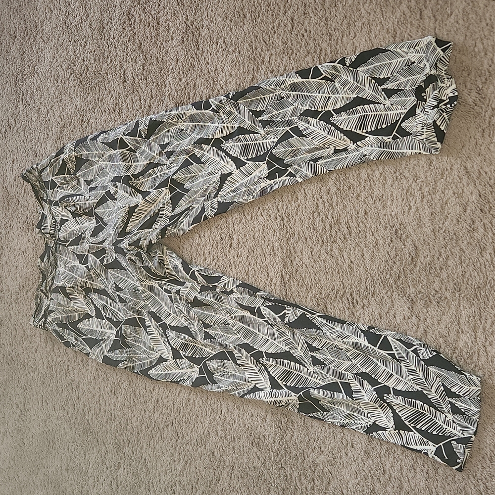 NWT PALM PRINT PANTS SIZE L FOREVER 21
